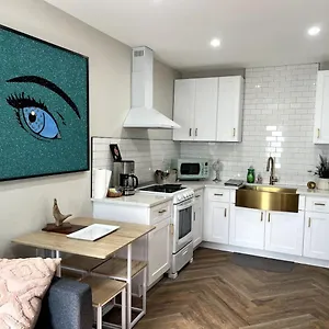 Downtown Groovy Apartment